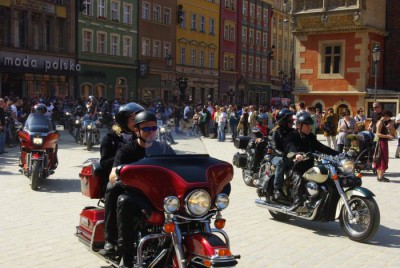Tyle motocykli na raz we wrocławskim rynku jeszcze nie było! (Zobacz)