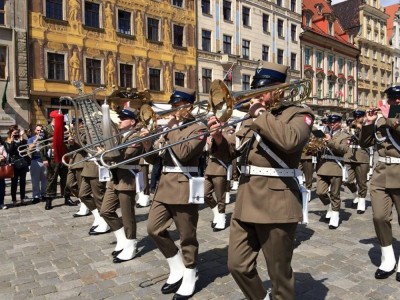 Uroczysta defilada z okazji Święta Flagi we Wrocławiu [ZDJĘCIA]