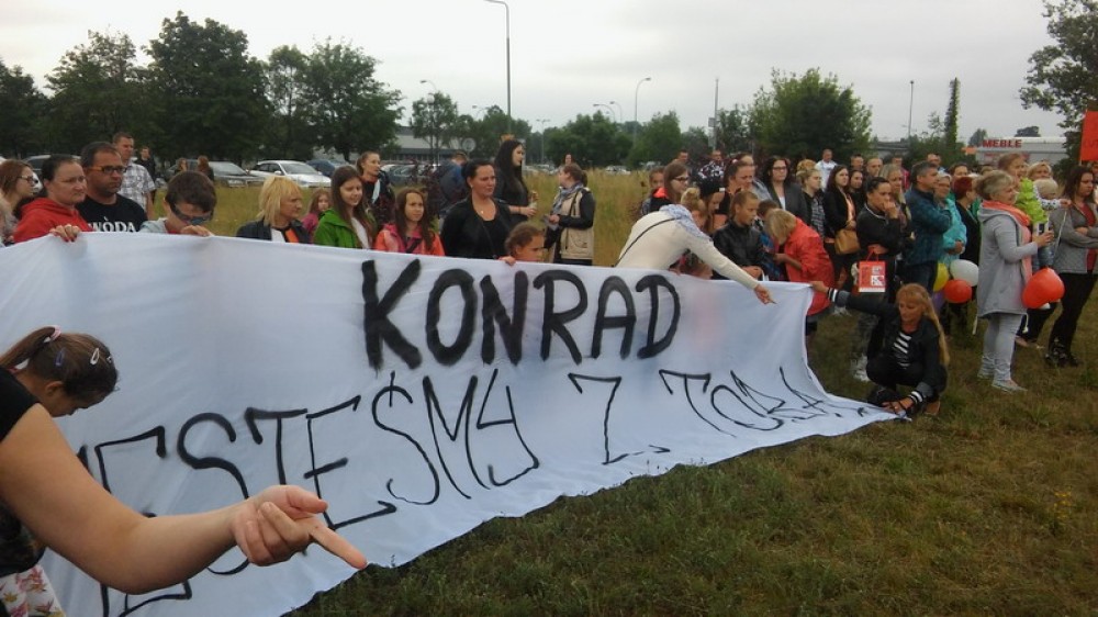 Cichy protest przyjaci&oacute;ł chorego Konrada z Legnicy (ZDJĘCIA)