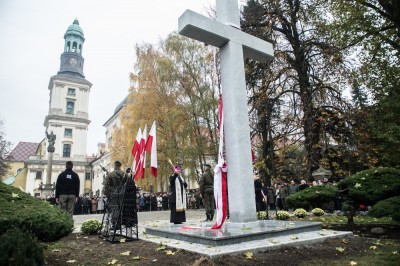 W Trzebnicy odsłonięto pomnik ofiar Katynia i katastrofy w Smoleńsku (ZOBACZ)