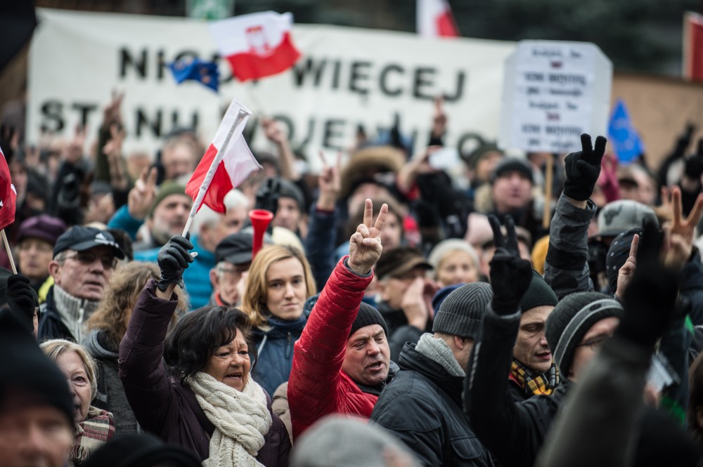Manifestacja opozycji przed Urzędem Wojew&oacute;dzkim