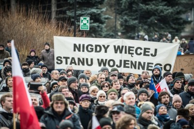 Manifestacja opozycji przed Urzędem Wojewódzkim