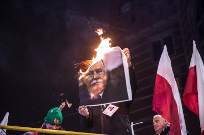 Manifestacja narodowców. Spalono zdjęcia Wałęsy, Michnika i Baumana