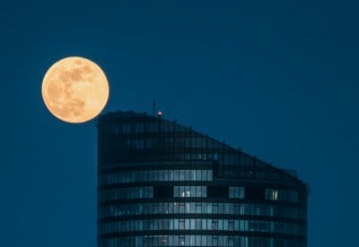 "O mały włos Księżyc prawie zderzył się ze Sky Tower" [zobacz]