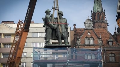 Nie ma już Pomnika Wdzięczności dla Armii Radzieckiej na legnickim Placu Słowiańskim [FOTO, WIDEO]