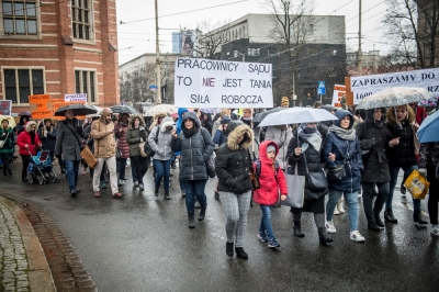 "Nic o nas bez nas!" We Wrocławiu protestowali pracownicy sądów