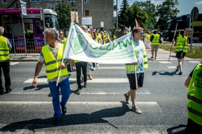 Wrocław: Trwa protest weterynarzy. Utrudnienia na ul. Ślężnej [ZDJĘCIA]