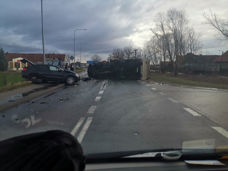 Zablokowana trasa Oleśnica - Wrocław. TIR leży na drodze  - fot. P.Grys